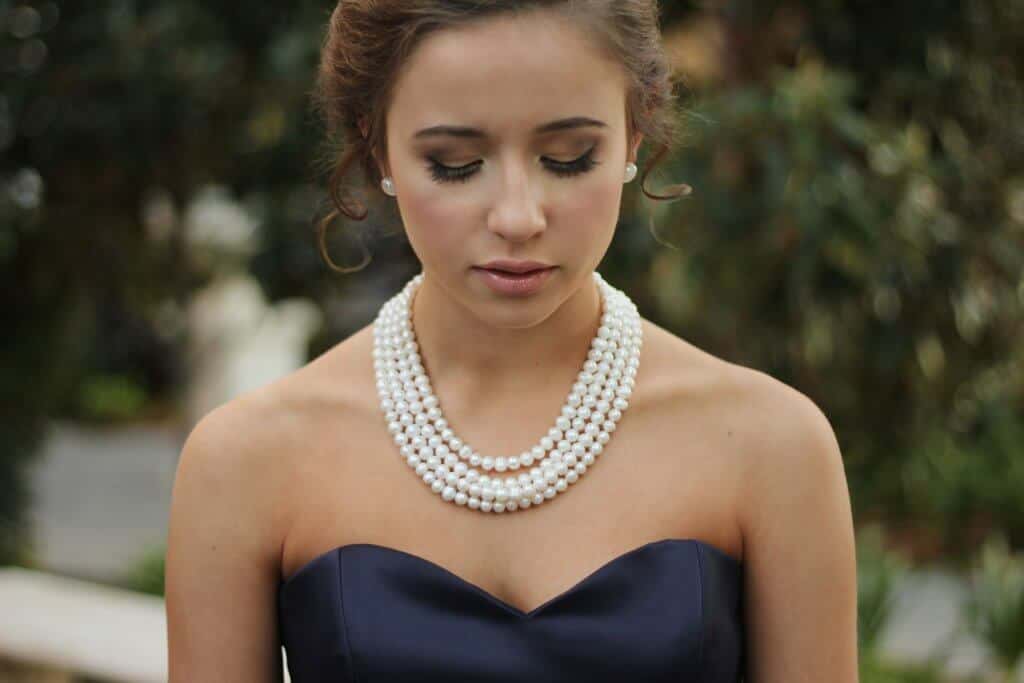 How to wear pearl necklace