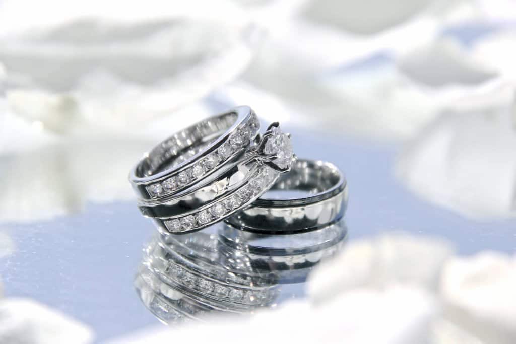 Diamond engagement ring round shape with wedding ring white gold