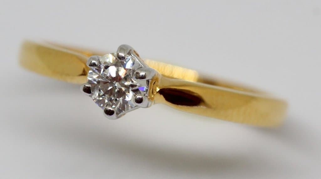 Yellow gold jewelry ring with diamond