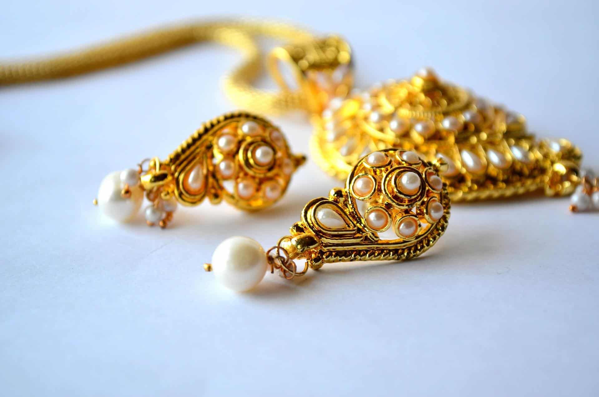 Stone earrings in gold