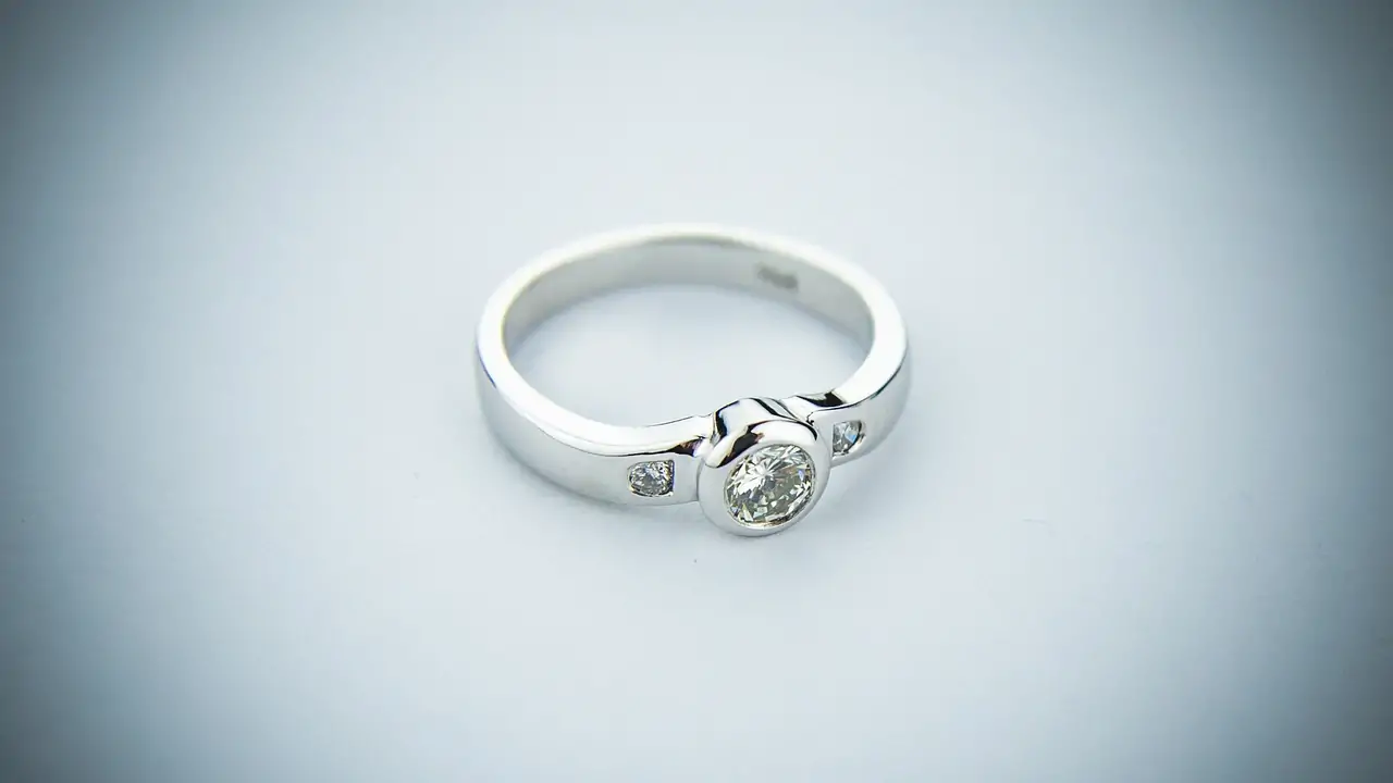 Bezel setting engagement ring