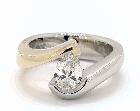 Configuração de tensão para o anel de engate do diamante em forma de pêra
