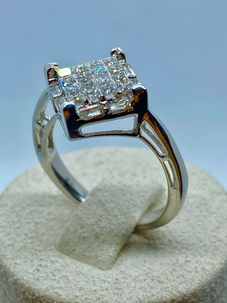 Diamond ring with invisible setting 