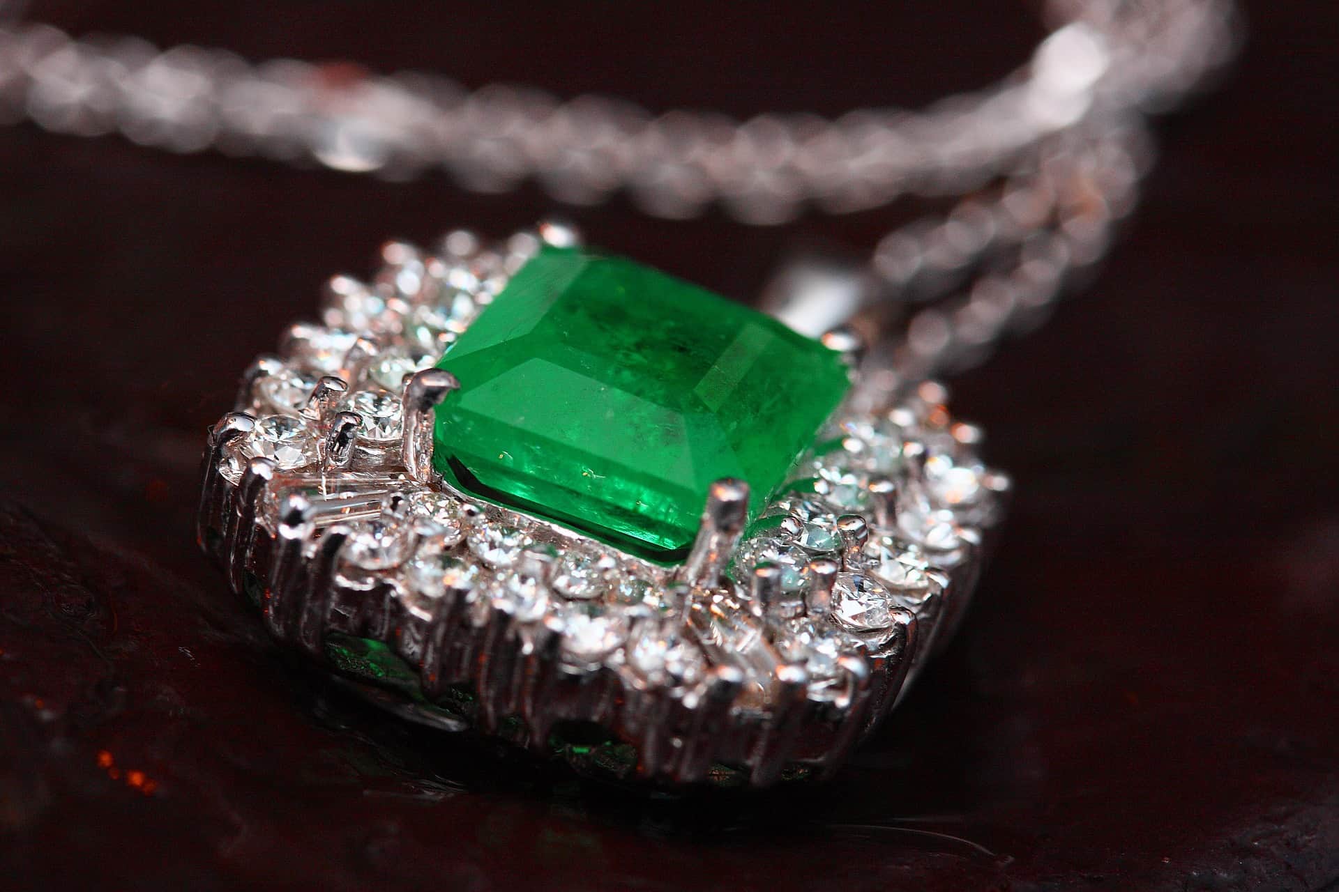 How to clean green emerald jewelry