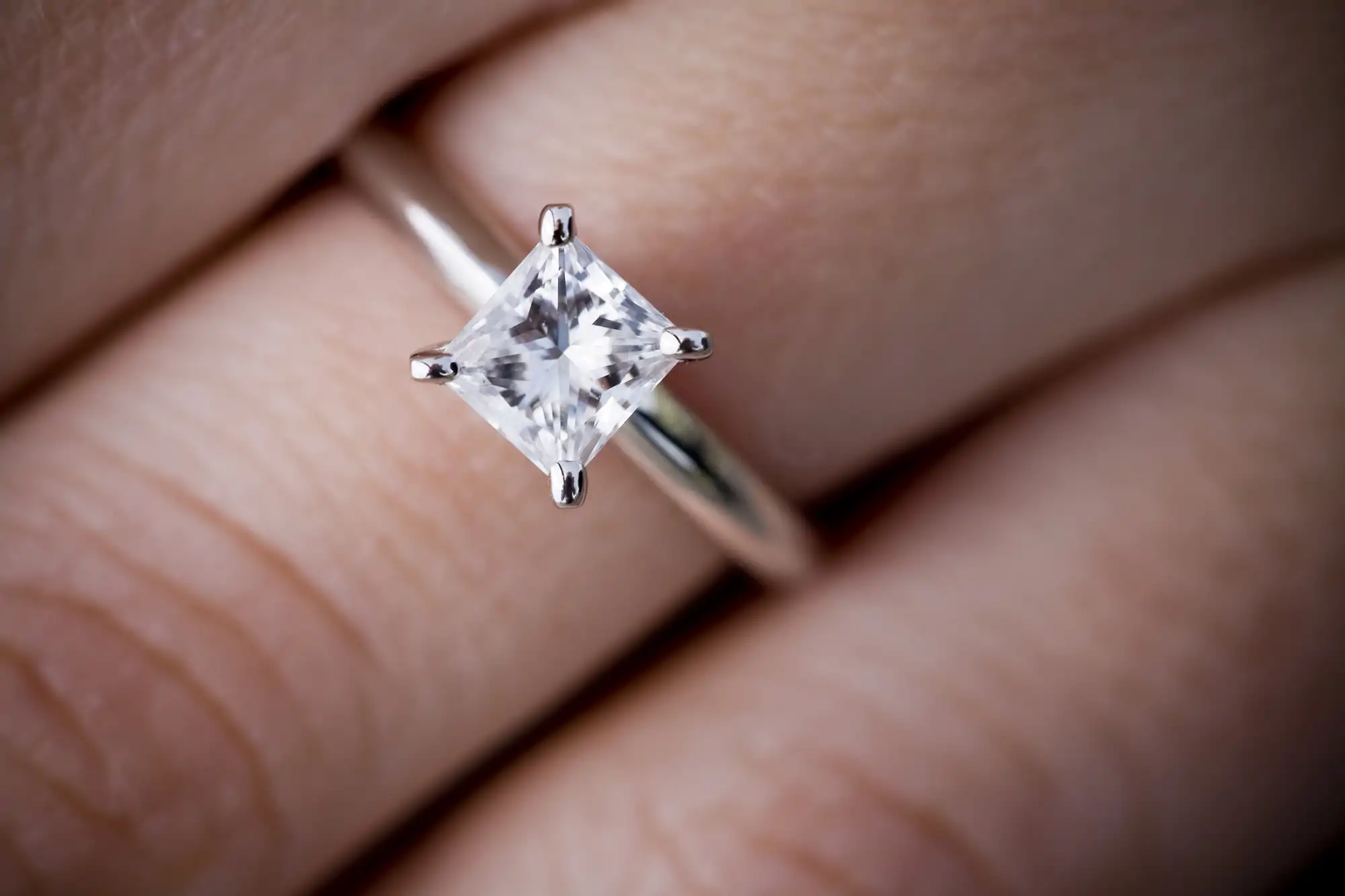 Prong discount setting ring