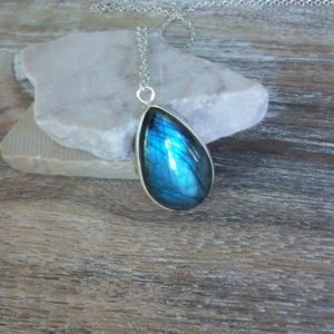 labradorite pendant with blue sheen