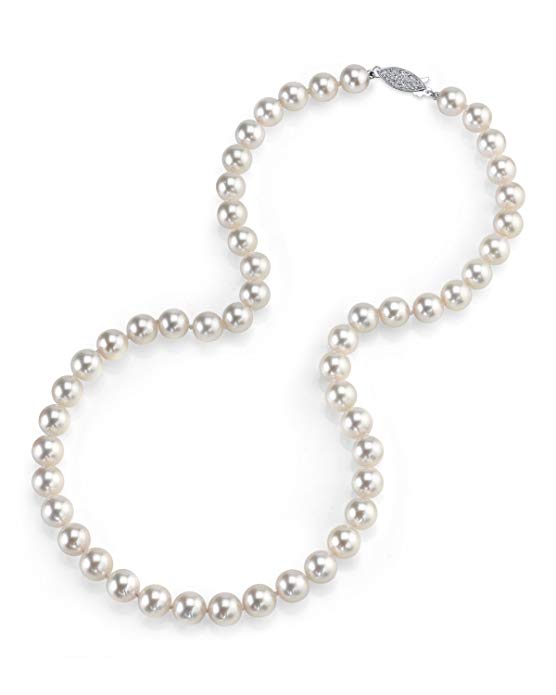 white pearls necklace as graduation gift
