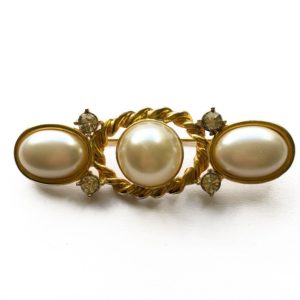 80s faux pearl brooch