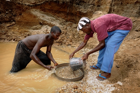 Men finding diamonds in Sierra Leone