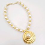 faux pearl 1980s style necklace