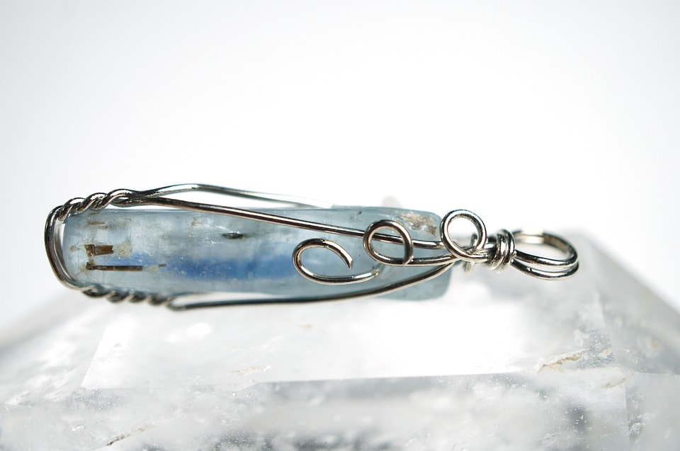 Blue kyanite gemstone pendant