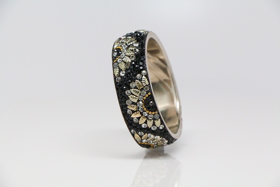 Bangle with flowers in black