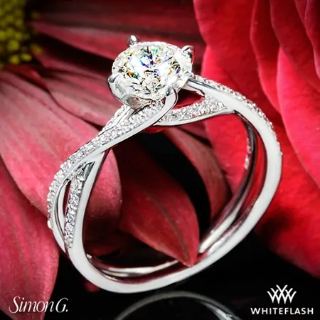 Cathedral setting ring with arches with round shape diamond