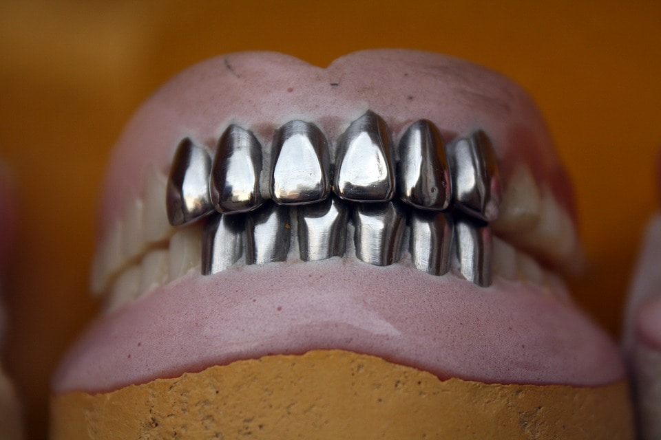 how to put on grillz?