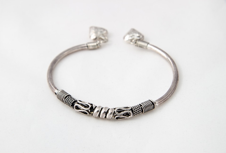 Metallic bracelet open end with no clasp