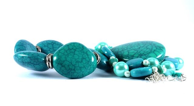 Howlite vs turquoise side by side