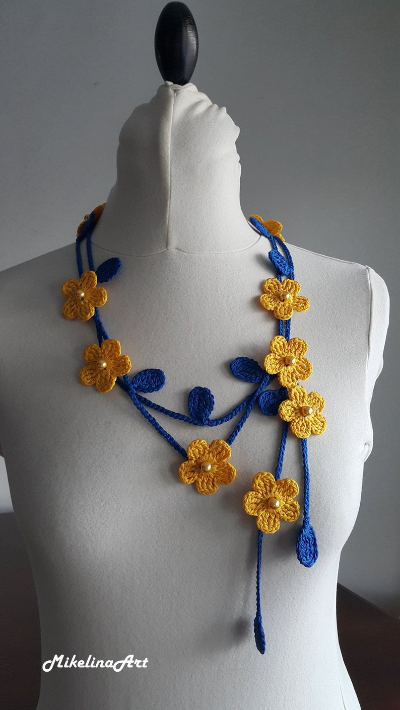 Stylish thread necklace