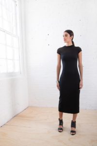 汎用性の高いフィット黒のドレス