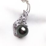 Leopard black pearl pendant