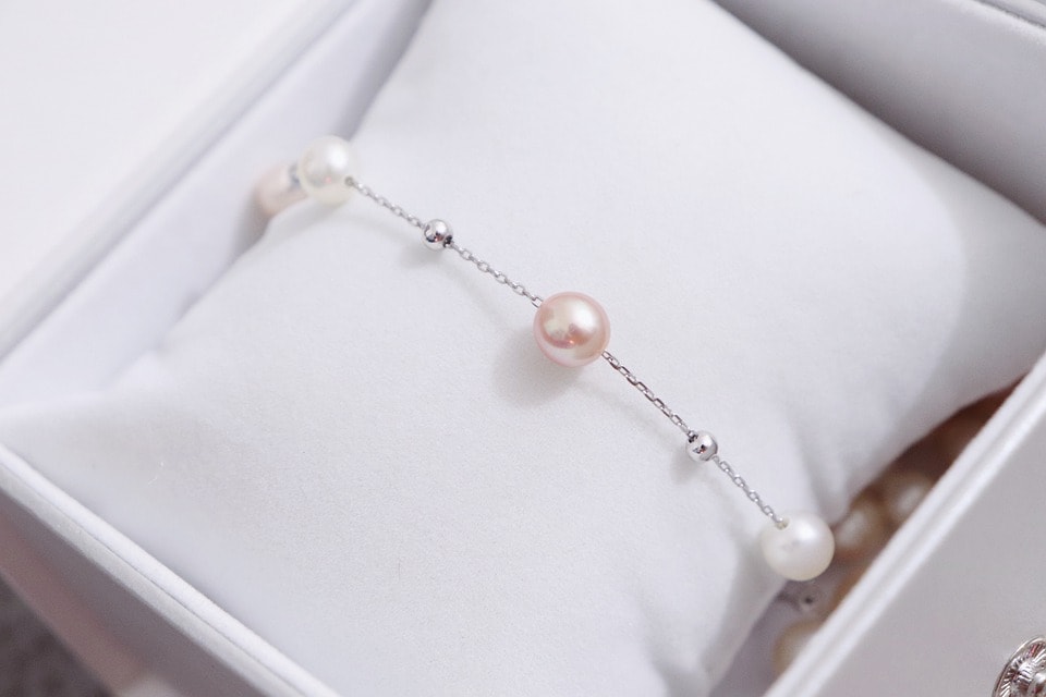 Simple Pearl Bracelet with Glass Beads in 2023  Handmade beaded jewelry  Bead jewellery Diy bracelet designs