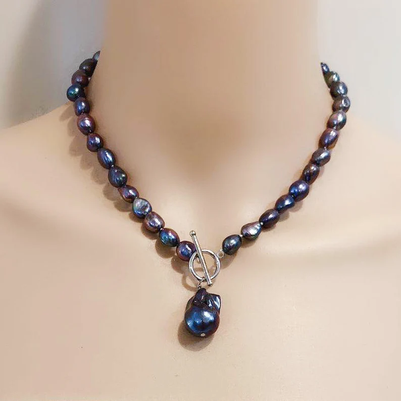 Black baroque pearl toggle necklace