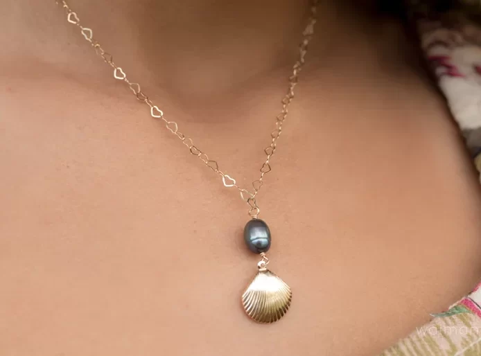 Black pearl gold shell necklace