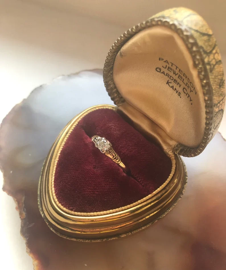 Vintage heart-shaped engagement ring boxes