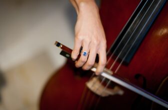 blue sapphire ring with violin