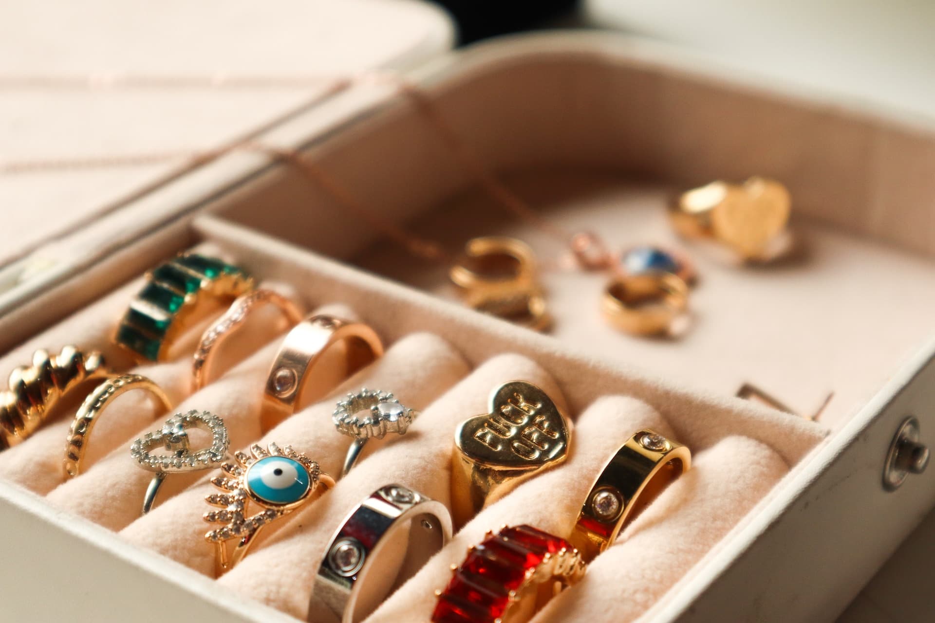 how to choose a jewelry organizer