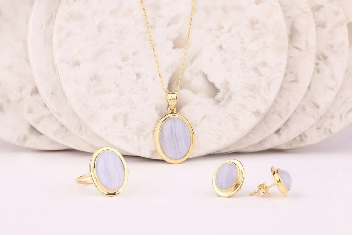 agate jewelry set in yellow gold
