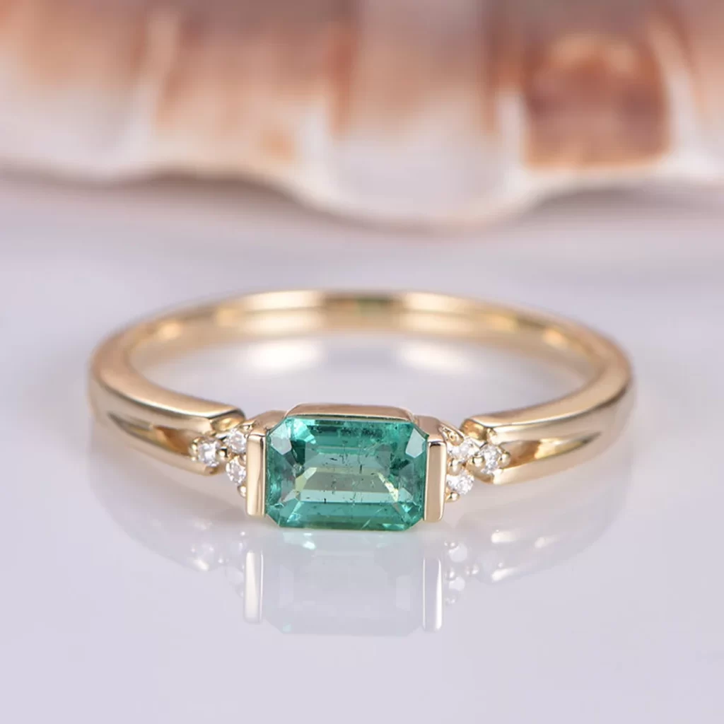 Emerald horizontal ring in gold setting