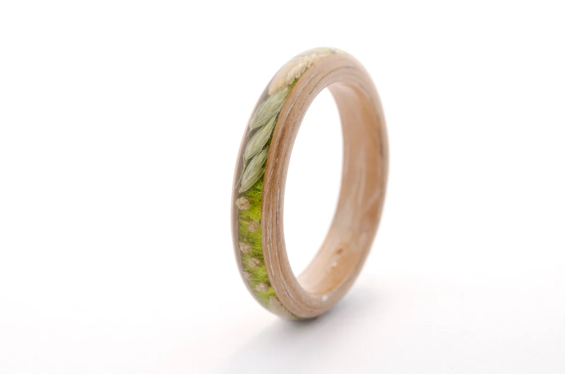 Wood ring inlayed with real flowers