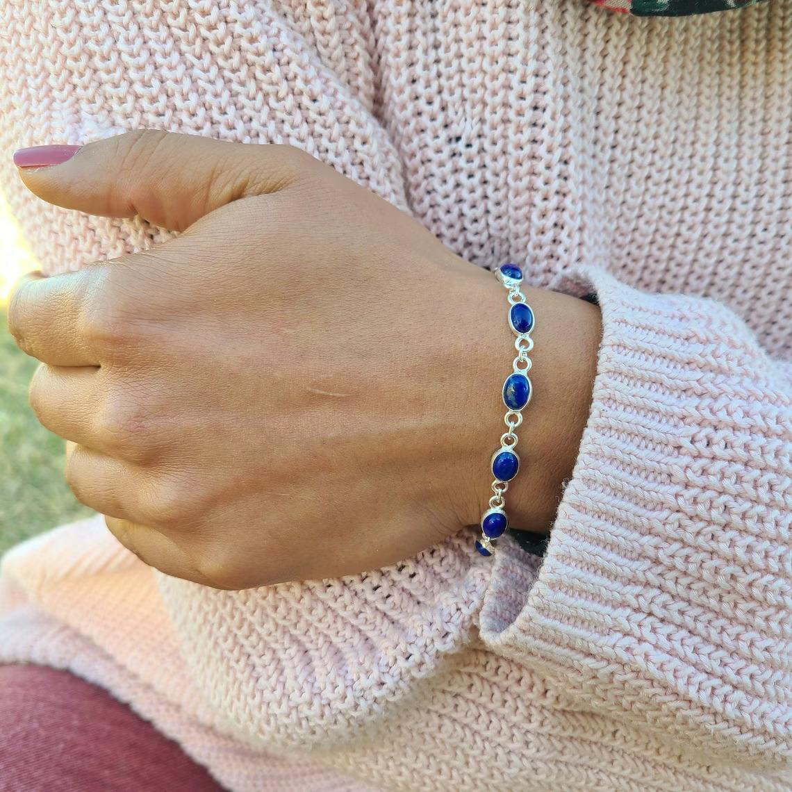 lapis lazuli silver bracelet on the woman's wrist