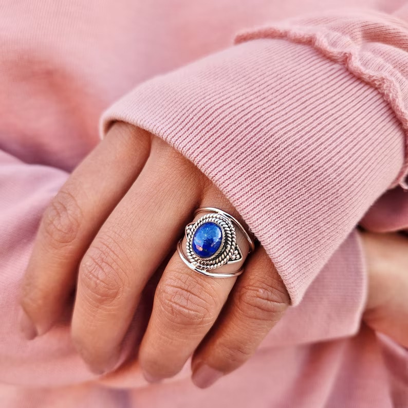 lapis lazuli silver ring on the woman's ring finger