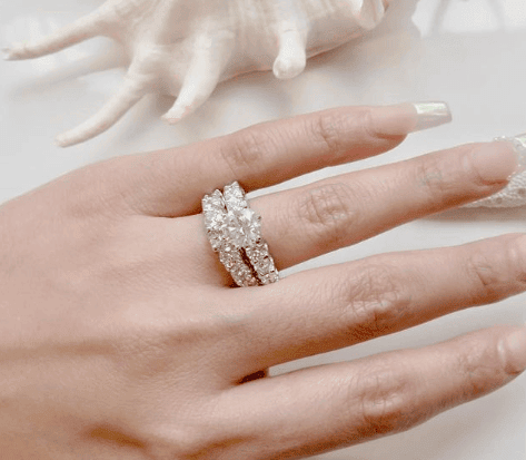 round cut diamond engagement ring and wedding band