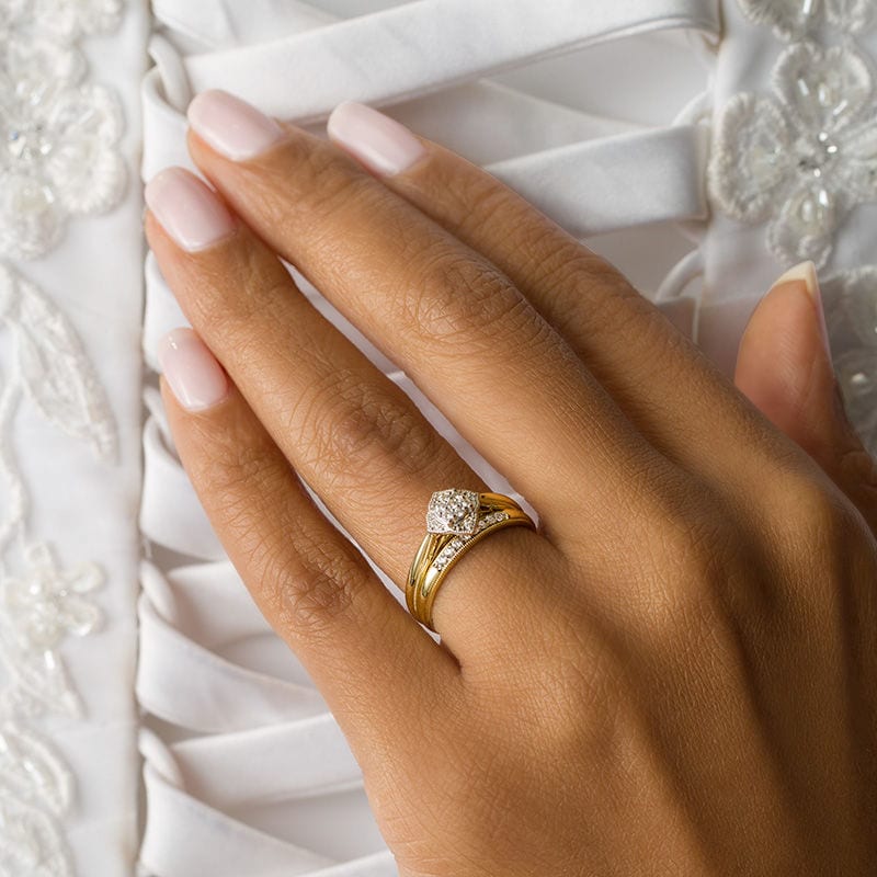 vintage inspired flower bridal set ring on the woman's finger