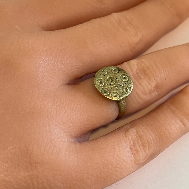anglo-saxon ring on the ring finger