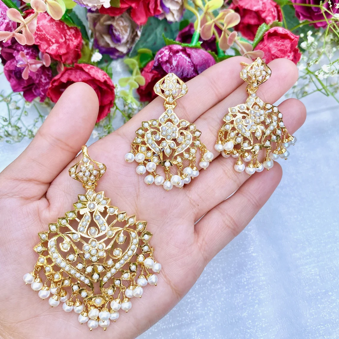 mughal pearl pendant set on the hand
